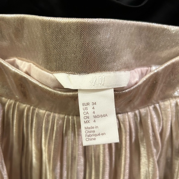 H&M Gold Pleated Skirt, Size 4, Metallic/Shimmer - Picture 2 of 3
